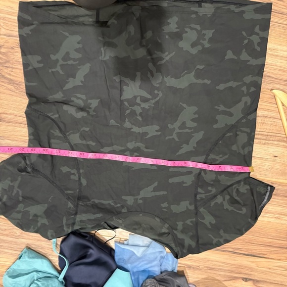 Lululemon Outrun the Heat Short Sleeve
Incognito Camo Multi Gator Green - Picture 7 of 9